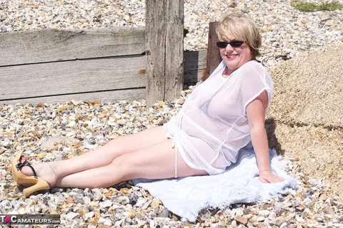 Speedy Bee: Mature European BBW in a Bikini and Heels Poses on the Beach – photo 1 of 20