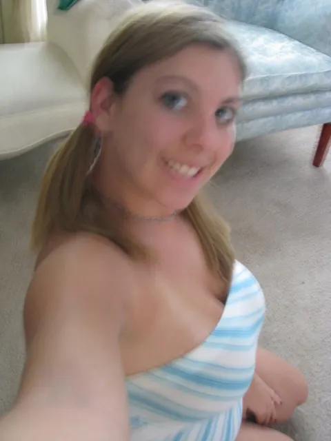 Busty Amateur Spreads Her Pussy in Selfies – photo 10 of 20