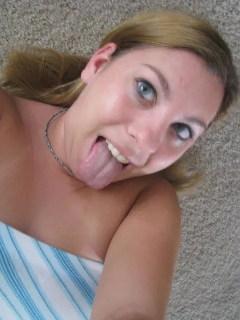 Busty Amateur Spreads Her Pussy in Selfies – photo 5 of 20