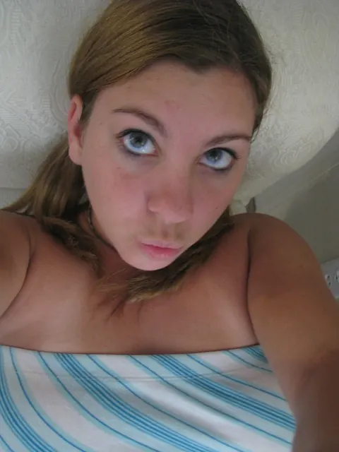Busty Amateur Spreads Her Pussy in Selfies – photo 12 of 20