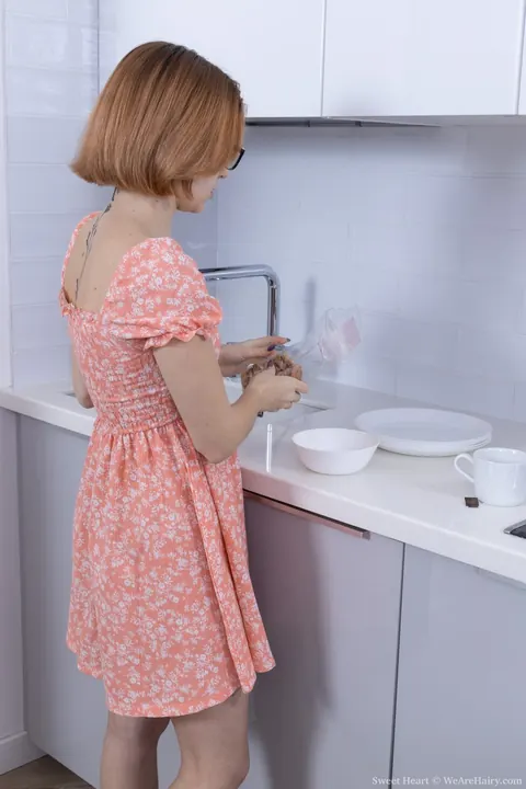 Lolly Bomb: Redhead Amateur Undresses to Show Her Hairy Pussy – photo 4 of 21