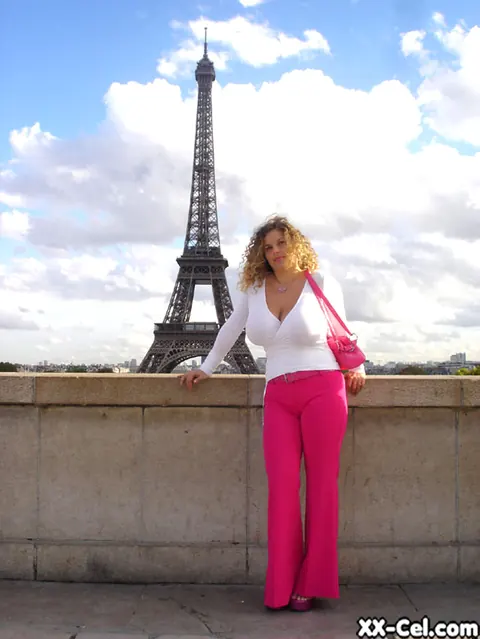 Angel Crisa: Short Curly Blonde with Big Natural Tits and Glasses Exposes Chest – photo 5 of 20
