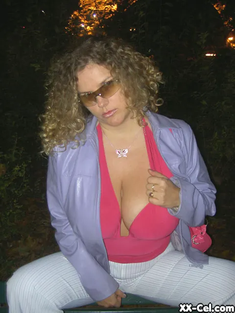 Angel Crisa: Short Curly Blonde with Big Natural Tits and Glasses Exposes Chest – photo 19 of 20