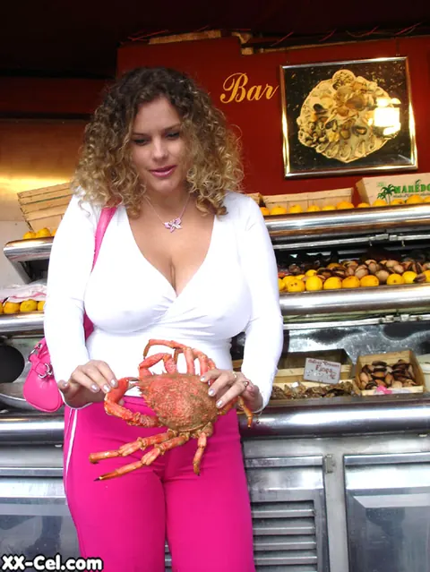 Angel Crisa: Short Curly Blonde with Big Natural Tits and Glasses Exposes Chest – photo 10 of 20