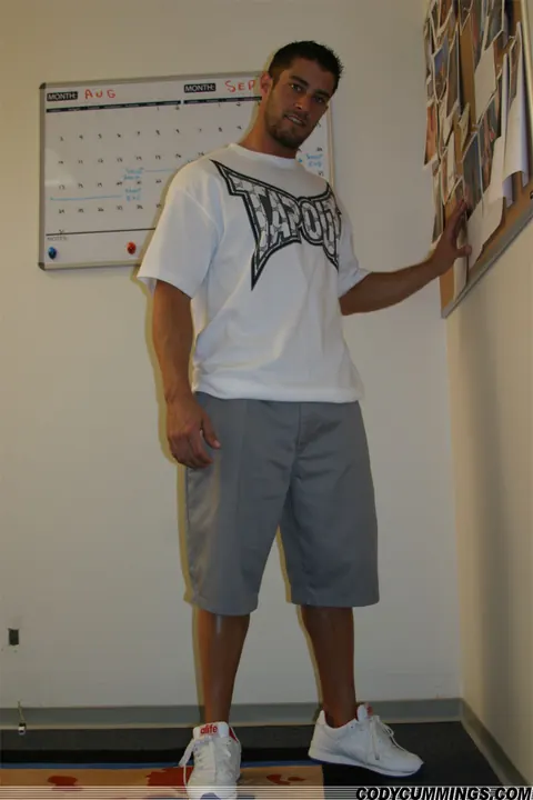 Athletic Hairy Guy Fingers His Ass and Masturbates – photo 2 of 21