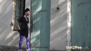 Gypsy Queen – PAWG Brunette Spreads Her Legs Outdoors in a Skirt and Heels