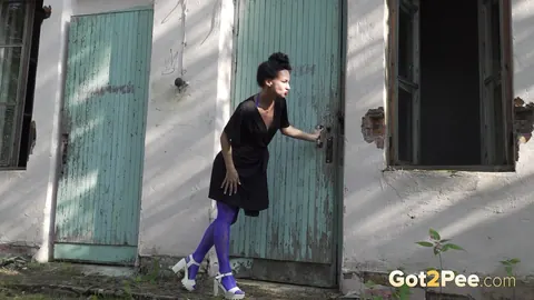 Gypsy Queen: PAWG Brunette Spreads Her Legs Outdoors in a Skirt and Heels – photo 2 of 15