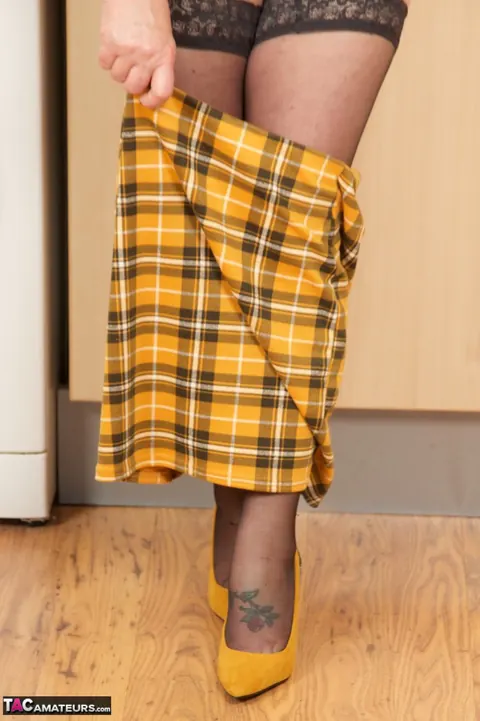 Speedy Bee: Curvy British Blonde MILF Poses in Stockings in the Kitchen – photo 15 of 20
