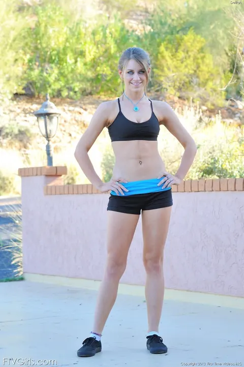 Delilah Blue: Thick Brunette Pulls Gym Shorts Aside to Insert Banana and Dildo – photo 1 of 16