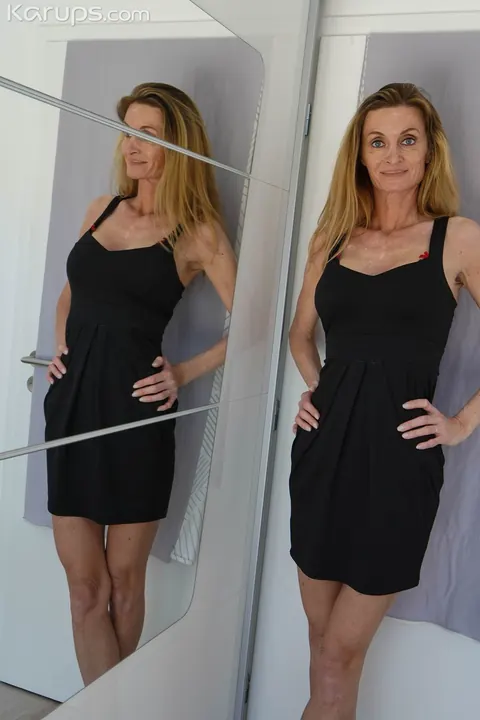 Gia Bawerk: Czech MILF Strips Out of Her Dress and Uses a Dildo – photo 5 of 21