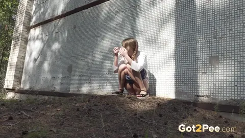 Diana Sweet: European Blonde PAWG in Shorts Spreads Outdoors – photo 4 of 15