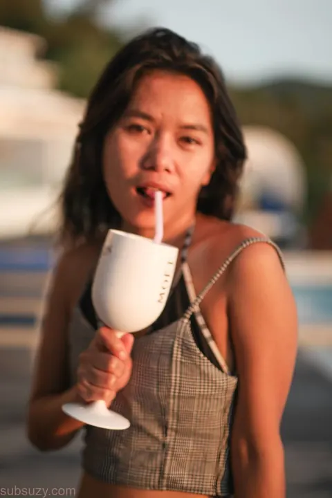 Asian Woman Poses and Shows Her Figure – photo 7 of 15