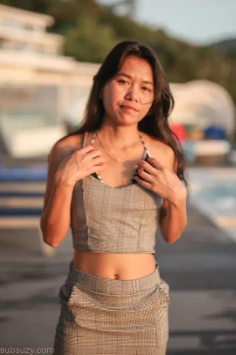 Asian Woman Poses and Shows Her Figure – photo 11 of 15