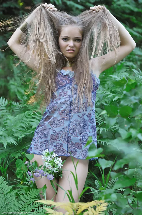 Mature Woman Poses Fully Nude and Shows Her Figure – photo 1 of 21