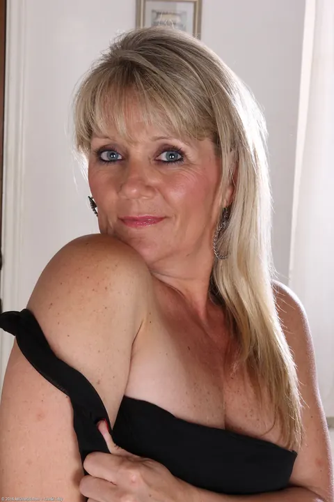 Sherri Donovan: Blonde MILF Strips Nude and Parts Her Shaved Lips – photo 2 of 21