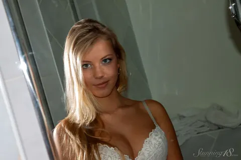 Blonde Strips Out of Her Yoga Pants in the Bathroom – photo 2 of 16
