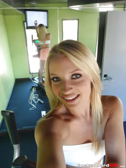 Blonde in Shorts Takes Sexy Selfies at Home – photo 5 of 16