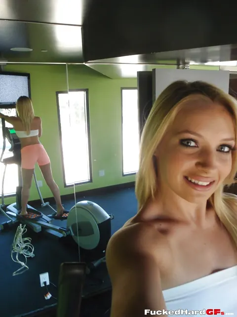 Blonde in Shorts Takes Sexy Selfies at Home – photo 6 of 16