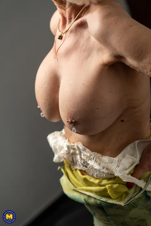 European MILF with Pierced Nipples Spreads Her Pussy – photo 19 of 20