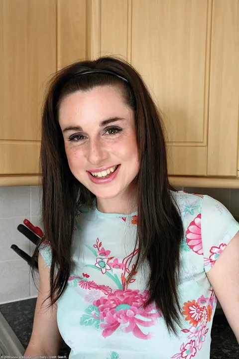 Busty Brunette Spreads Her Hairy Pussy on the Kitchen Counter – photo 1 of 21