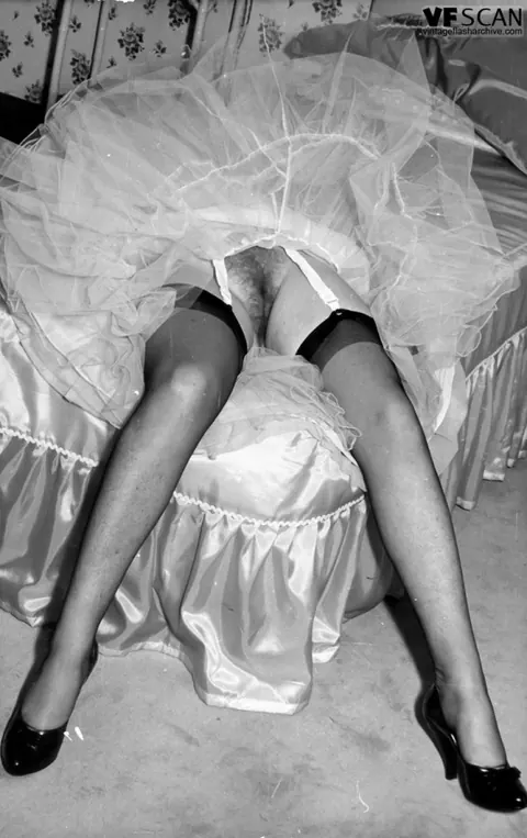Hairy Vintage Babe Spreads in Silk Stockings and Heels – photo 11 of 12