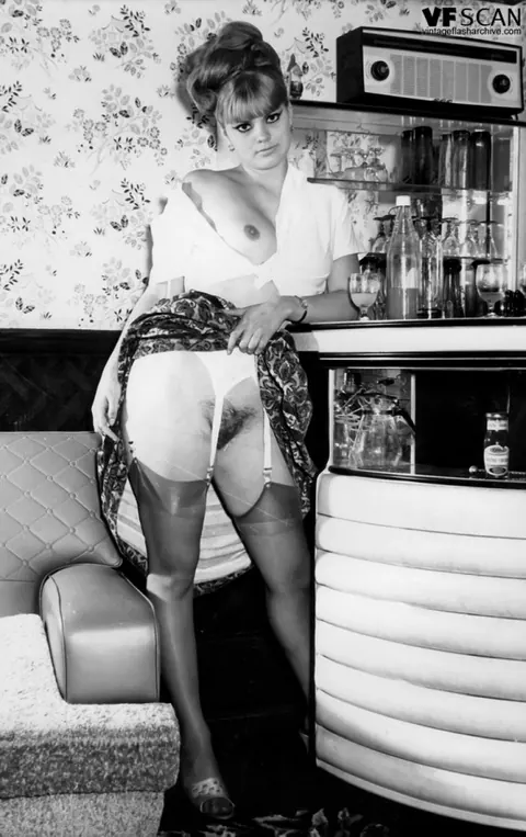 Hairy Vintage Babe Spreads in Silk Stockings and Heels – photo 7 of 12