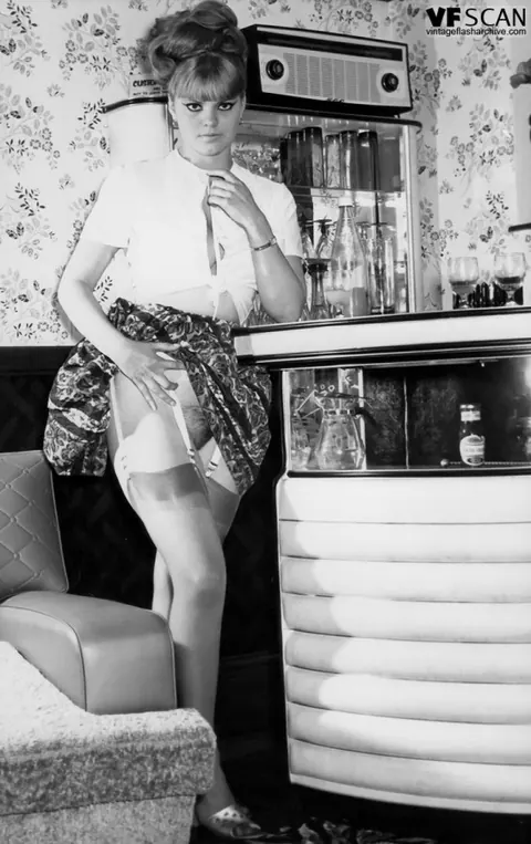 Hairy Vintage Babe Spreads in Silk Stockings and Heels – photo 6 of 12