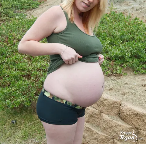 Pregnant Blonde Shows Her Shaved Pussy and Plays with a Dildo – photo 5 of 10
