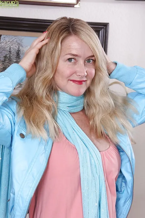 Eva Griffin: Thick Blonde MILF Pulls Panties Aside and Spreads Her Pussy – photo 1 of 16