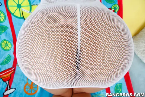 Franceska Jaimes: Busty Latina MILF Gives a Footjob Outdoors Before Sex – photo 5 of 21