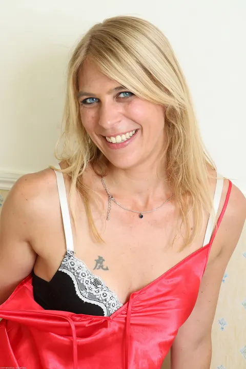 Jentina Small: Thick Blonde MILF Strips Off Her Red Lingerie and Fingers Her Shaved Pussy – photo 7 of 21