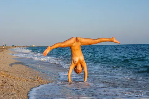 PAWG Nude on the Beach and Spreads Her Pussy – photo 11 of 16
