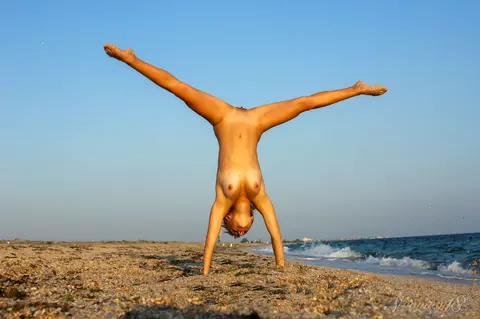 PAWG Nude on the Beach and Spreads Her Pussy – photo 9 of 16