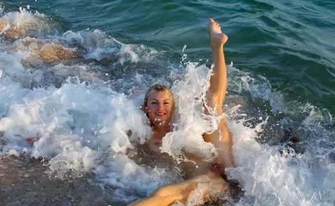 PAWG Nude on the Beach and Spreads Her Pussy – photo 12 of 16