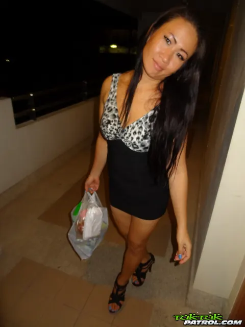 Curvy Thai Babe Spreads and Fucks in Public – photo 2 of 21