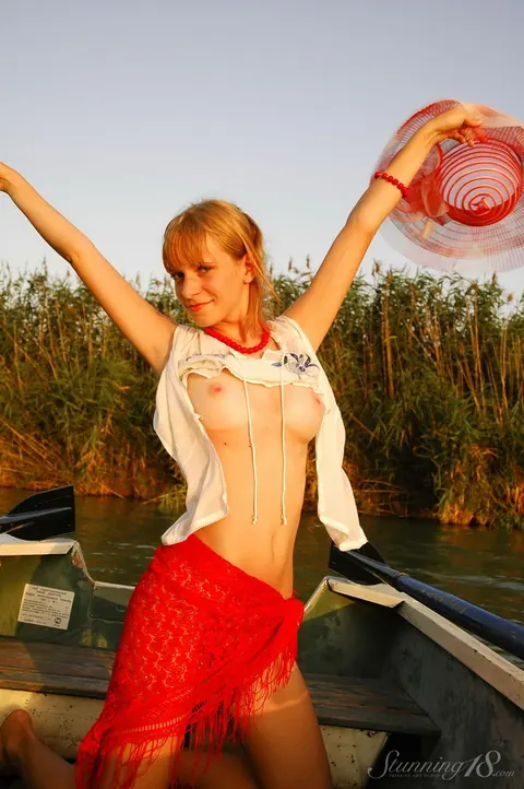 Blonde Lifts Her Skirt and Flashes on a Rowboat – photo 4 of 16