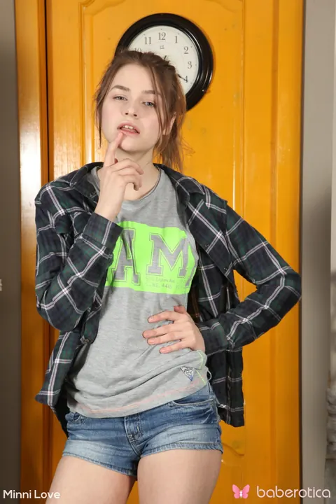 Minni Love: Slim Brunette Strips and Fingers Her Shaved Pussy – photo 2 of 21