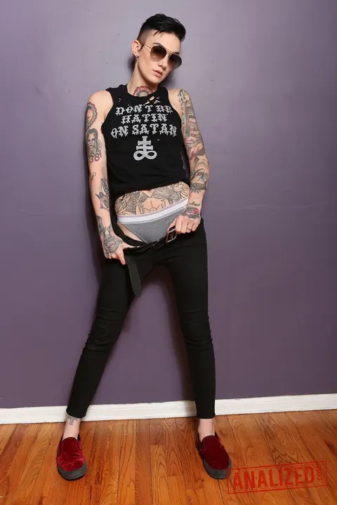 Nikki Hearts: Slim Tattooed Brunette in Glasses Takes Double Penetration in a Threesome – photo 7 of 17