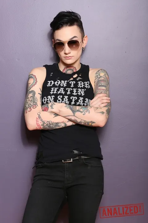 Nikki Hearts: Slim Tattooed Brunette in Glasses Takes Double Penetration in a Threesome – photo 3 of 17
