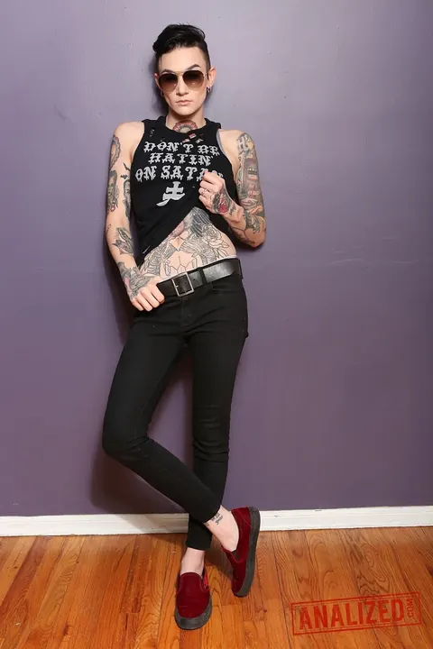 Nikki Hearts: Slim Tattooed Brunette in Glasses Takes Double Penetration in a Threesome – photo 5 of 17