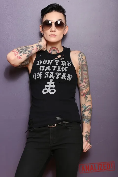 Nikki Hearts: Slim Tattooed Brunette in Glasses Takes Double Penetration in a Threesome – photo 4 of 17
