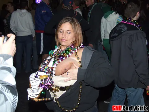 Thick Babe with Big Tits Flashes Her Ass Outdoors in Glasses – photo 5 of 12