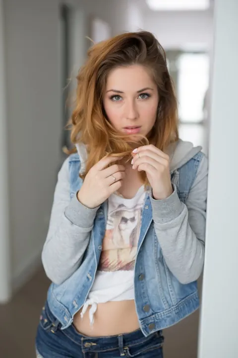 Diana Lark: Slim Brunette Strips Out of Her Jeans and Shows Her Small Tits – photo 1 of 10
