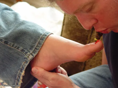 Woman in Jeans Gets Toes Painted for Foot Worship – photo 12 of 12