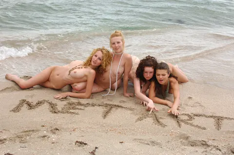 Adriana E: Latina Lesbians Kiss, Finger and Lick Pussy on the Beach – photo 4 of 20
