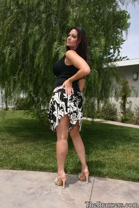 Ava Lauren: Latina MILF with Big Tits Strips Outdoors in Lingerie and Bikini – photo 3 of 16