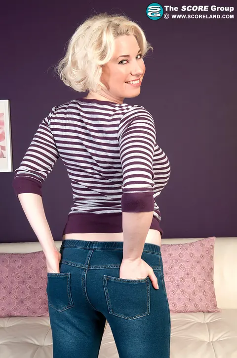 Goldie Ray: Thick Blonde Strips Out of Her Jeans and Cups Her Big Tits – photo 4 of 14