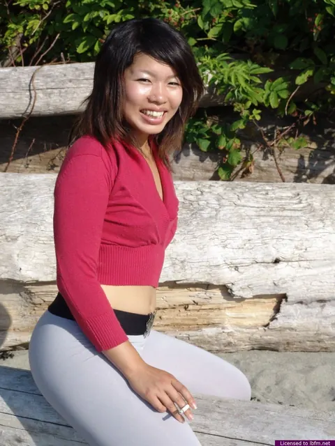 Thick Asian Woman Undresses on the Beach – photo 3 of 16