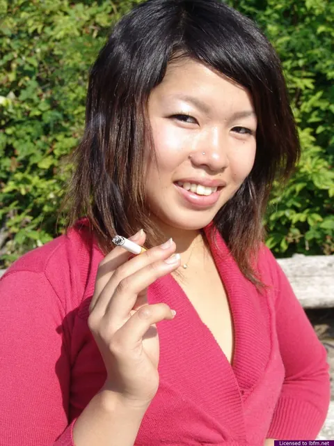 Thick Asian Woman Undresses on the Beach – photo 2 of 16