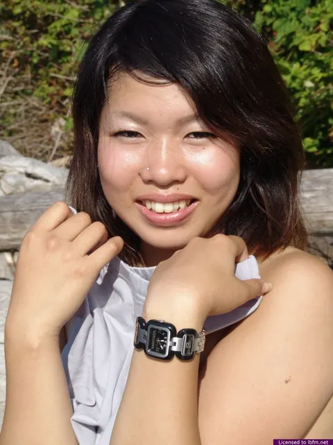 Thick Asian Woman Undresses on the Beach – photo 12 of 16